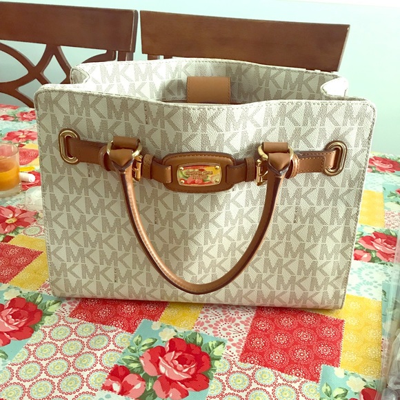 Handbags - Authentic Michael Kors Purse